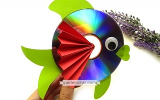 Как сделать рыбку из диска и цветной бумаги