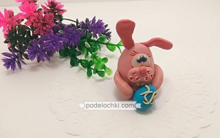 Розовый кролик из пластилина