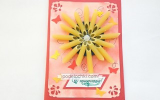 Яркая поздравительная открытка с необычным цветком из макарон