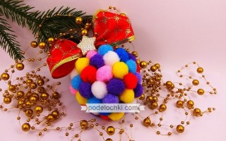 Елочный шарик, декорированный помпонами – уникальные новогодние идеи