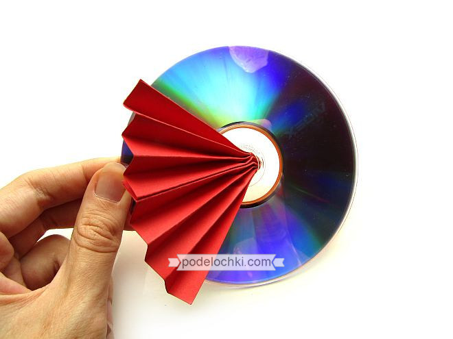Как сделать рыбку из диска и цветной бумаги
