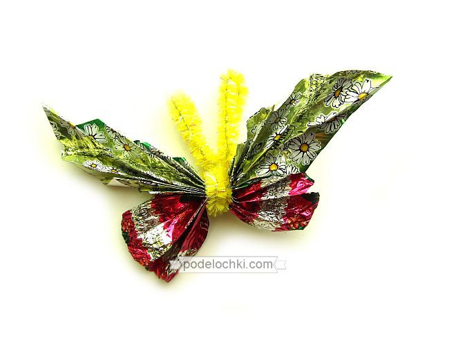 Бабочка из фантиков от конфет